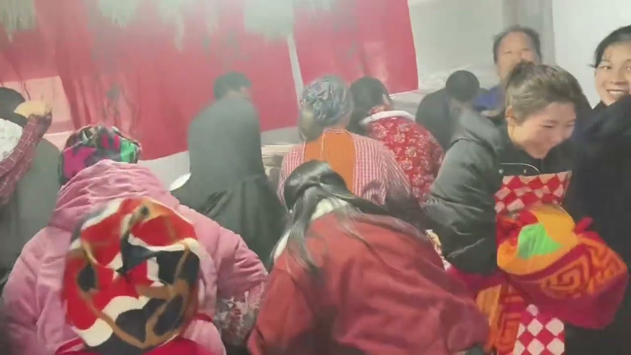 老表进新房乔迁之喜，带大家感受我们侗族上梁仪式，热闹非凡