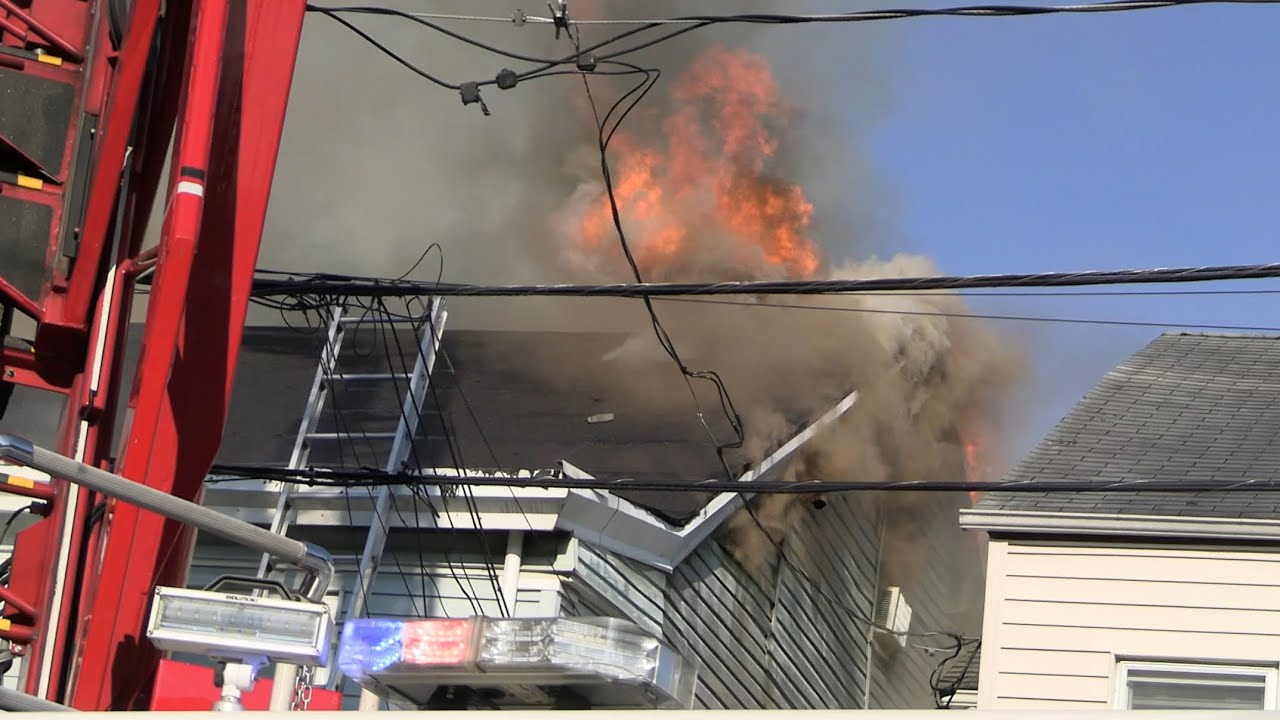 Пожарная служба города Патерсон, штат Нью-Джерси, тушит пожар 4-й степени сложности на улице Саут...