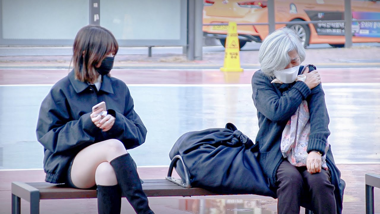 Что делать, если вы видите замерзшую бабушку? | Social Experiment