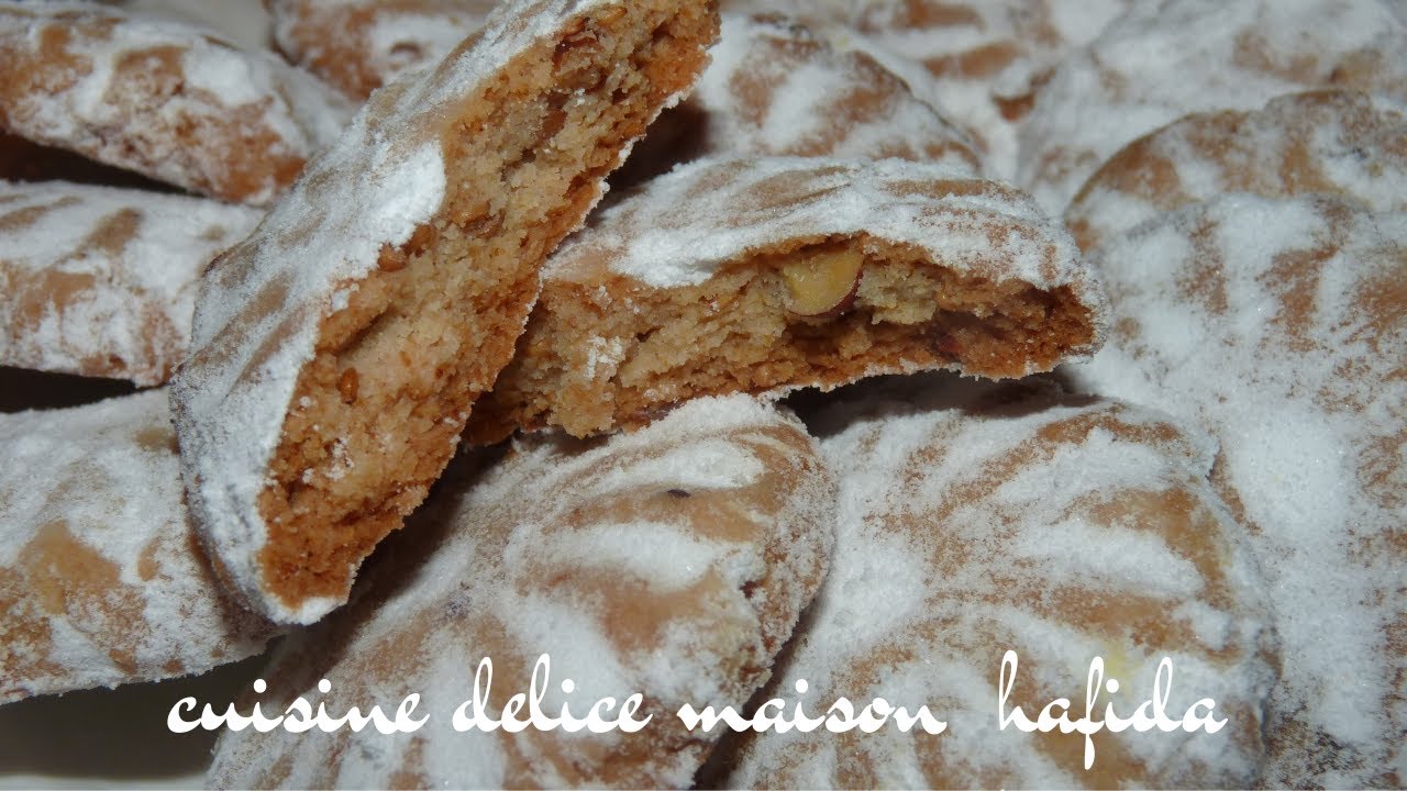g&acirc;teau au amande et s&eacute;same enrob&eacute; au sucre glace - كعكة اللوز والسمسم مغطاة بالسكر بودرة