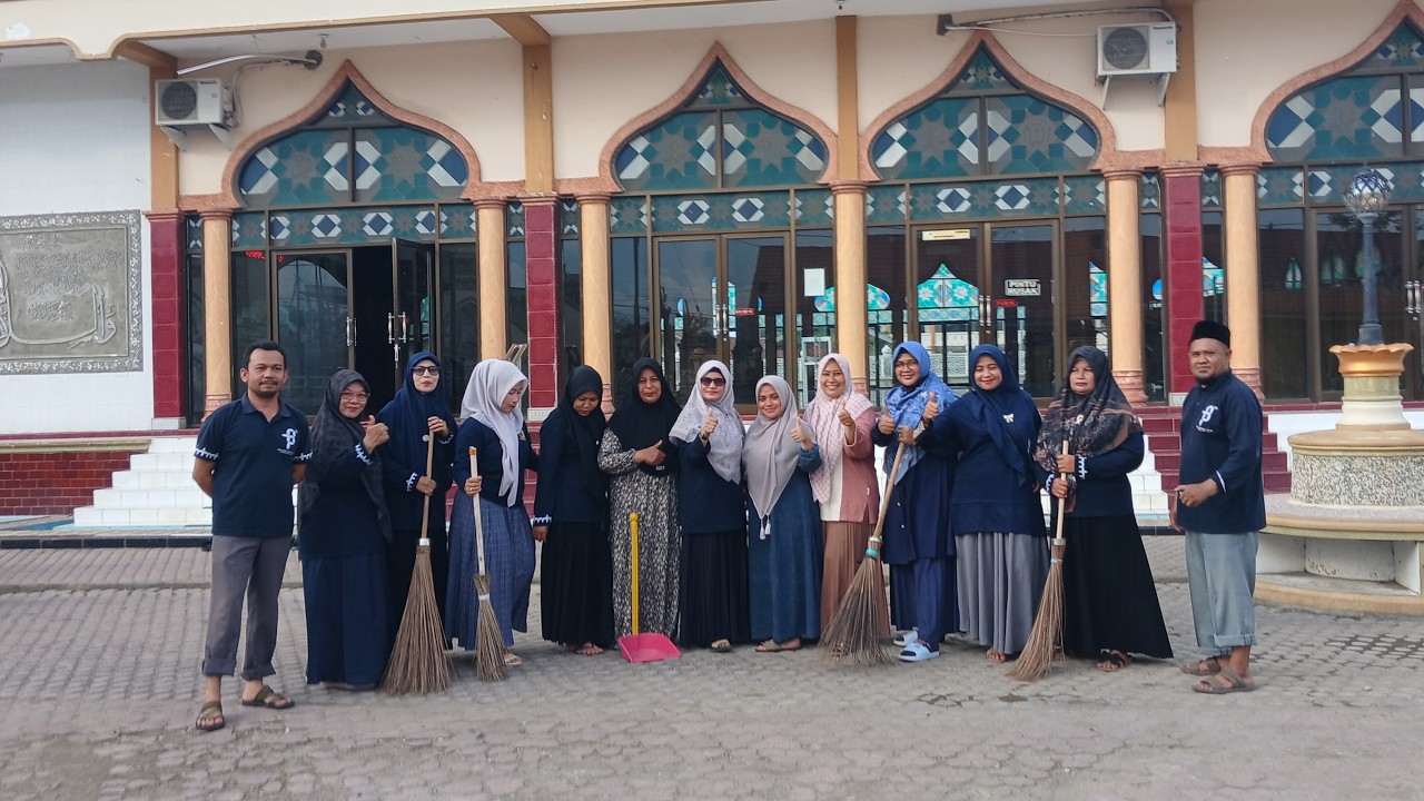 Kepala MTsN 7 Aceh Utara dan Jajaran Gotong Royong Bersihkan Halaman Masjid Nurul Iman