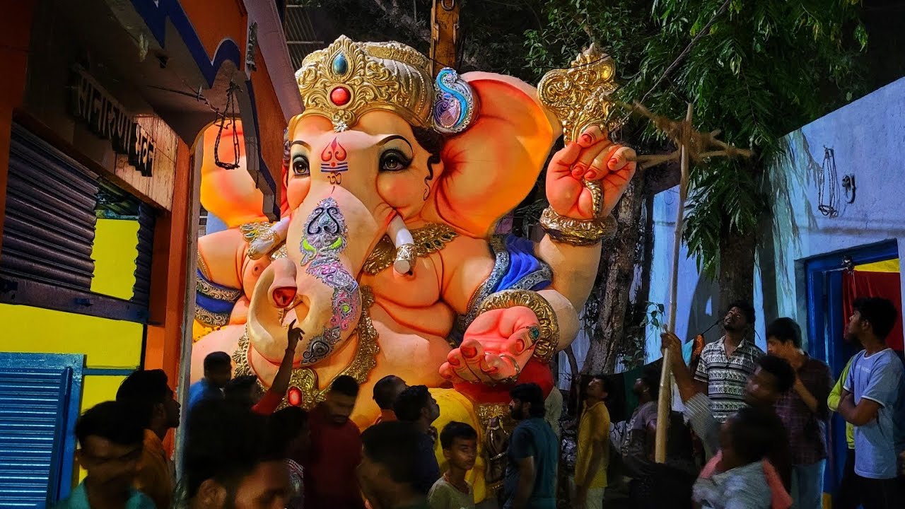 Big Ganesh Idol Transporting at Ganesh Singh Kalakar Dhoolpet 2022