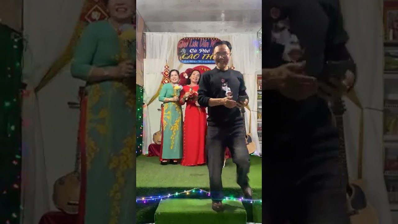 Ba cô gái hái trộm hoa rừng