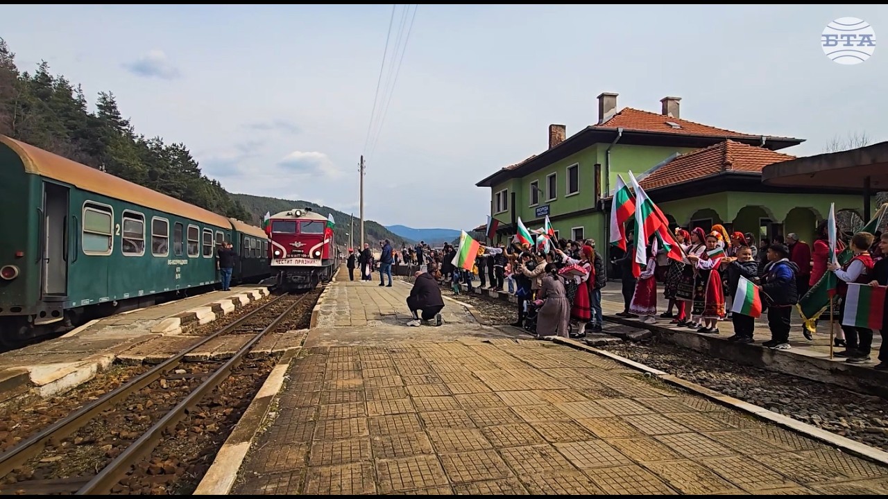 С питка и развети знамена в Якоруда беше посрещната Родопската теснолинейка