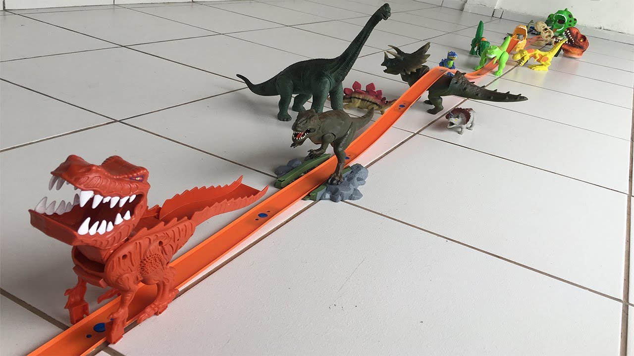 FIZ UM PARQUE DOS DINOSSAUROS COM PISTAS HOT WHEELS. OS CARRINHOS ATRAVESSARAM?!