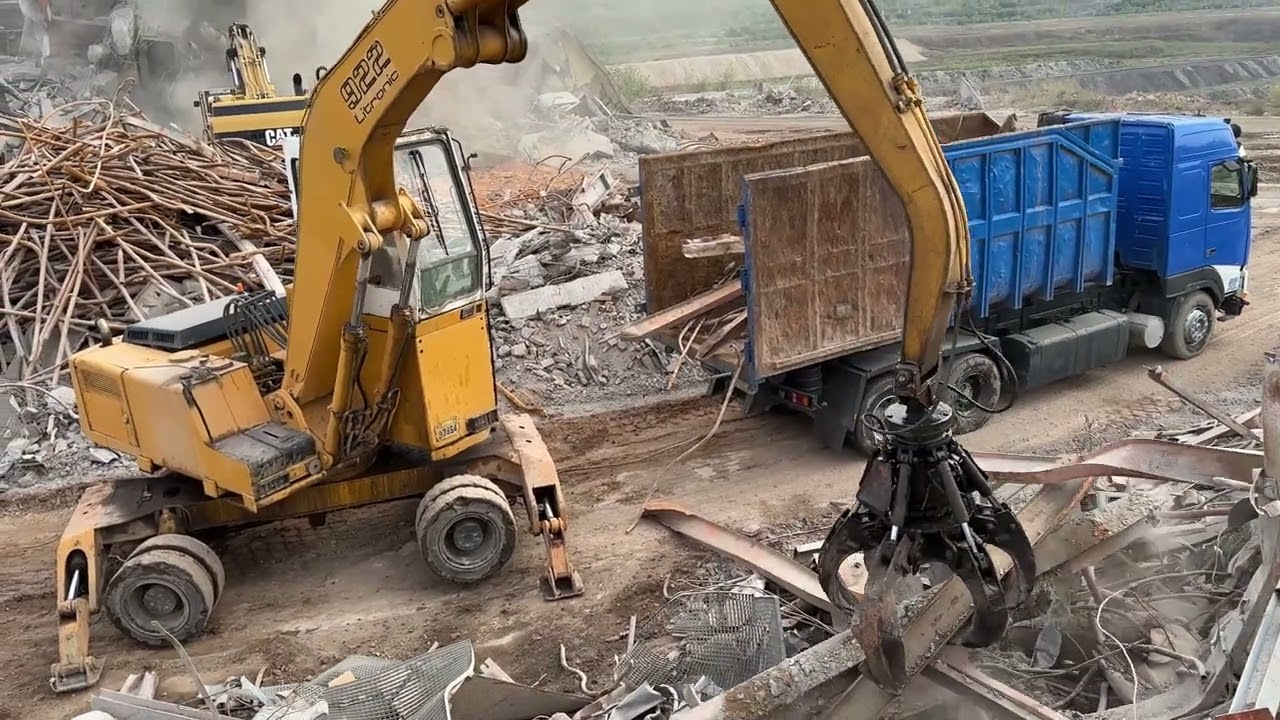 Liebherr 922 Loading Scrap Metals - Sotiriadis/Labrianidis Demolition & Recycling Works - 4k
