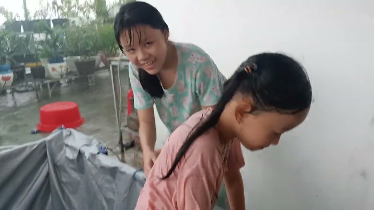 Kỷ niệm tuổi thơ của Cherry cùng với Mi và Nghi😍😍😍😍(Lần đầu tiên tắm mưa) 18/6/2022