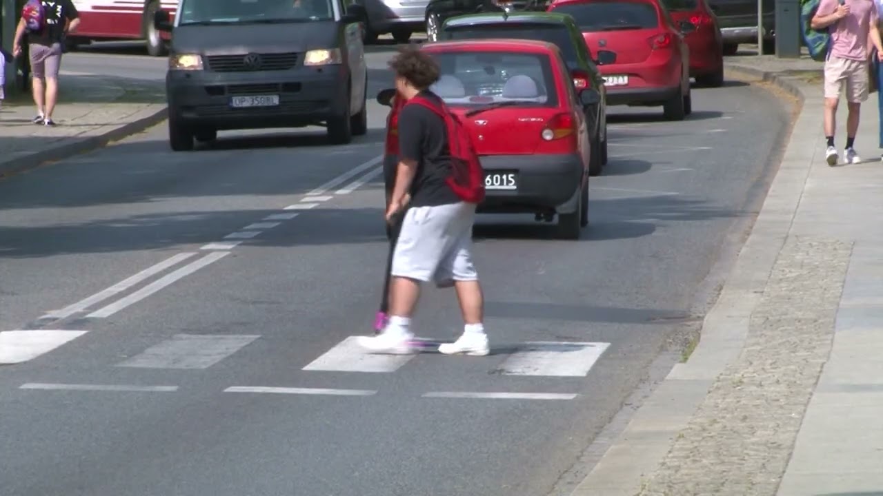 Pierwszeństwo pieszych na pasach. Pieszy nie ma bezwzględnego pierwszeństwa!