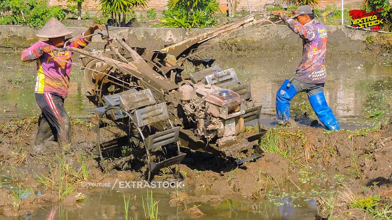 2 Traktor Sawah Saling Bantu Garap Lahan Bekas Combine