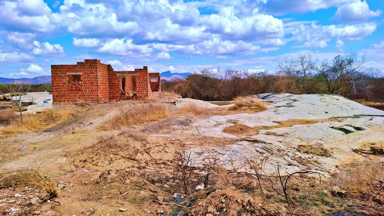 A ENCRÍVEL CASA FEITA EM CIMA DE LAJEIRO DE PEDRA NO SERTÃO!