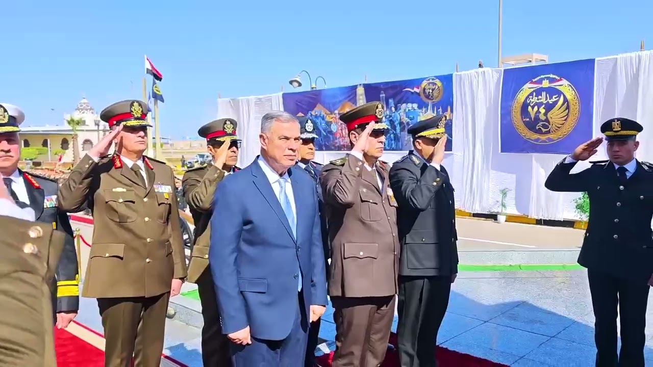 محافظ الإسكندرية وقائد المنطقة الشمالية العسكرية ومدير الأمن يضعون أكليل الزهور على النصب التذكاري