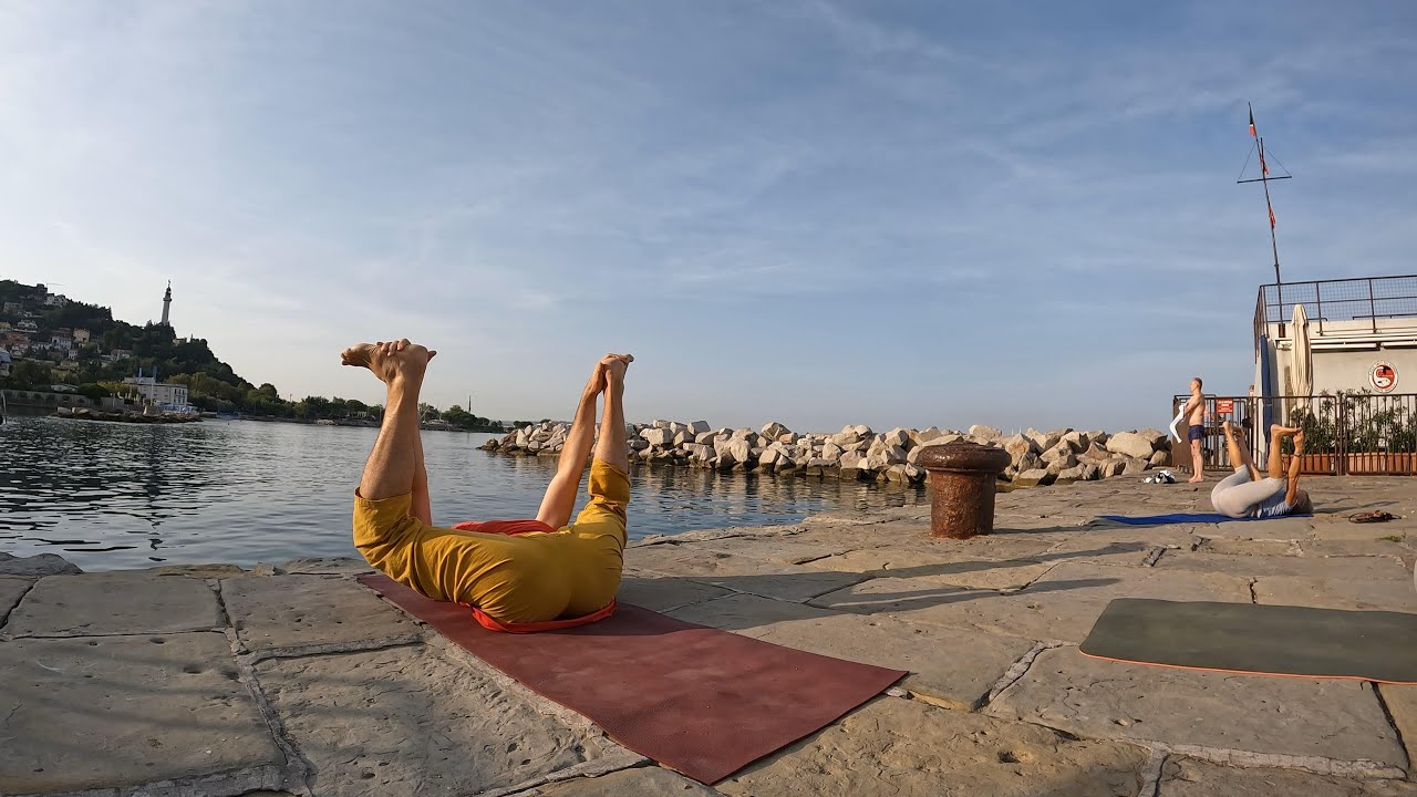 Gioia ed Endorfine - Lezione di Yoga Base con Edoardo