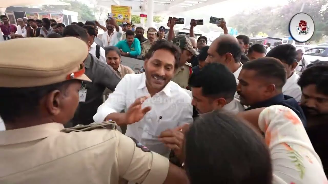 గన్నవరం ఎయిర్పోర్ట్  ఎదురెదురుపడ్డ జగన్,హీరో శివ‌రాజ్ కుమార్ | Gannavaram Airport | PCD