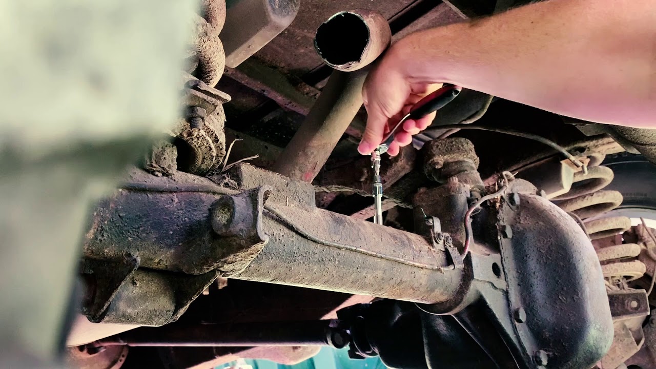 Replacing a Land Rover Defender Axle Breather (It was missing!!)