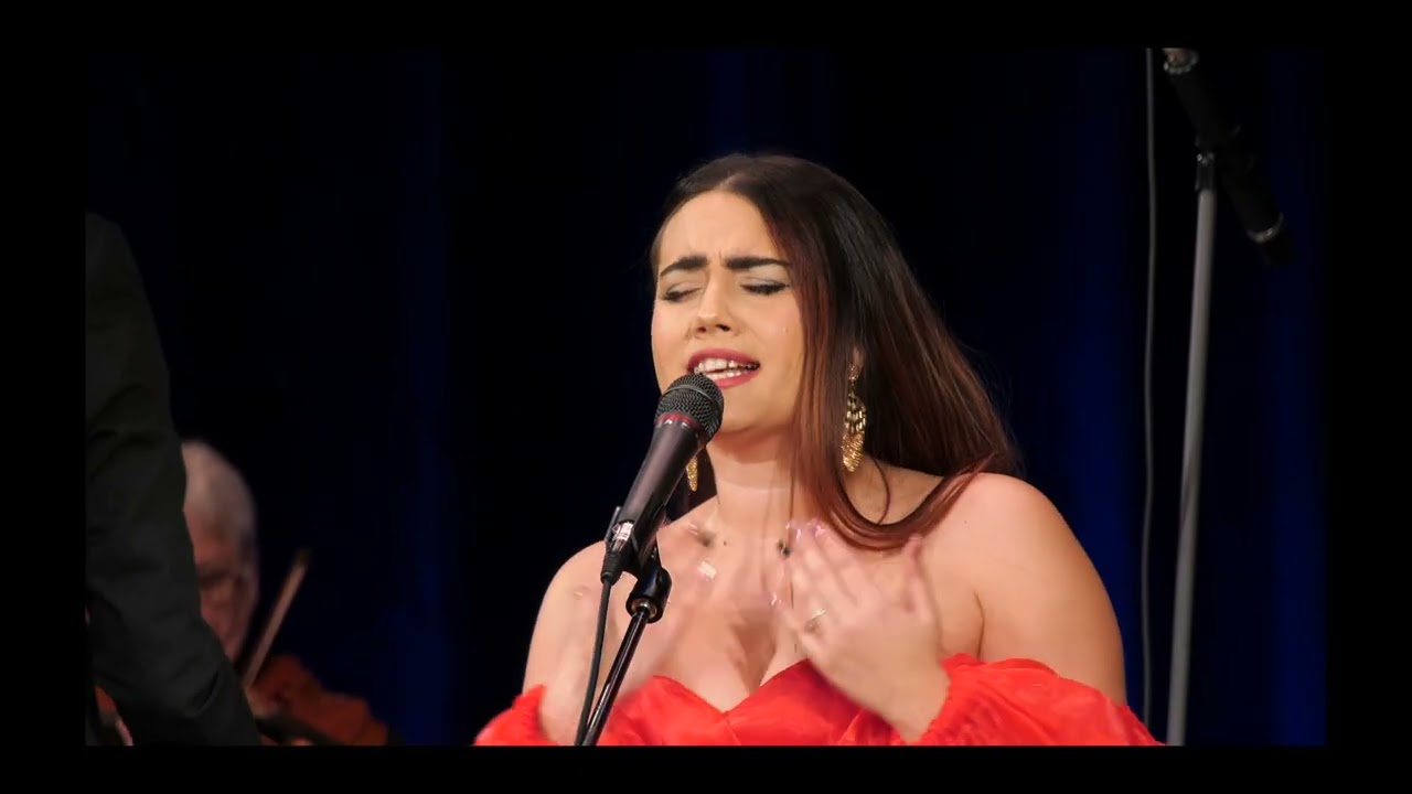 Hoy Tengo Ganas De Ti singing with an orchestra. Jadranka Bangová 