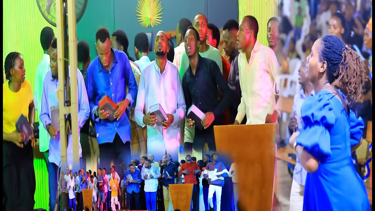 PIANIST MOSES IGISIRIMBA BWAMBERE AHUYE NA PIANIST BIRINDWA KURI PIANO BAKOZE IKINTU MUGITERANE