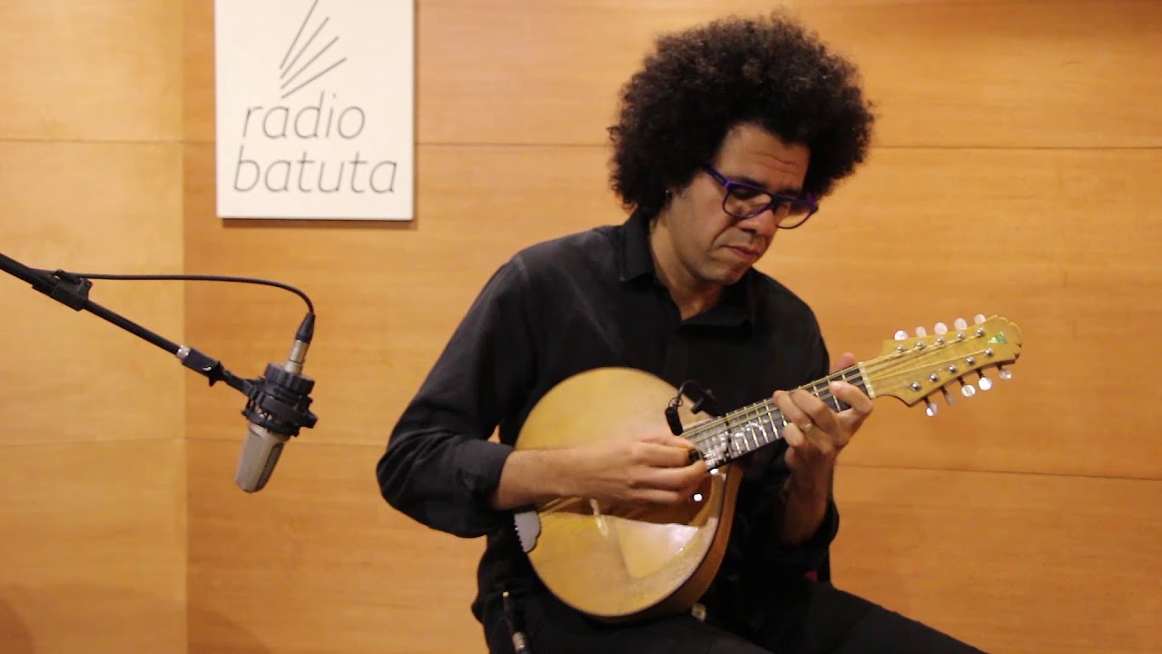 Estúdio Batuta | Hamilton de Holanda toca “Doce de coco”