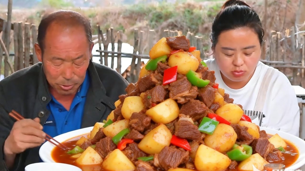 公婆下地种玉米，丹丹炖上一大锅土豆牛腩，软烂到一抿就化！