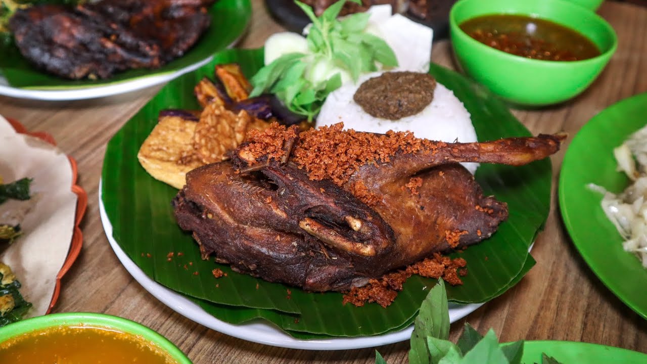 BEBEK GORENG & BAKAR DISINI ASLI NYUAMLENG! PANGLING DENGAN NIKMATNYA BUMBU IJO DITEPLOK KE NASI!