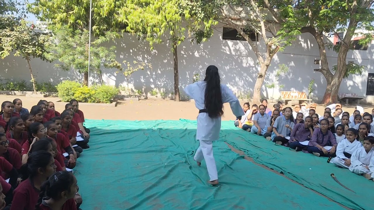 જાગૃતિ વાઢેર મિક્સ માર્શલ આર્ટ્સ ડેમો. કસ્તુરબા ગાંધી સ્કૂલ મહિલા દિન