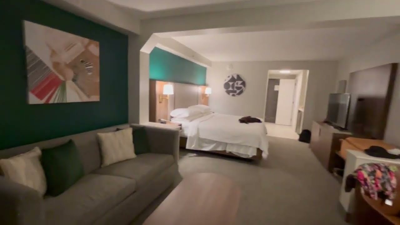 Holiday Inn & Suites Daytona Beach on the Ocean room and hotel tour! Not the best but not the worst!