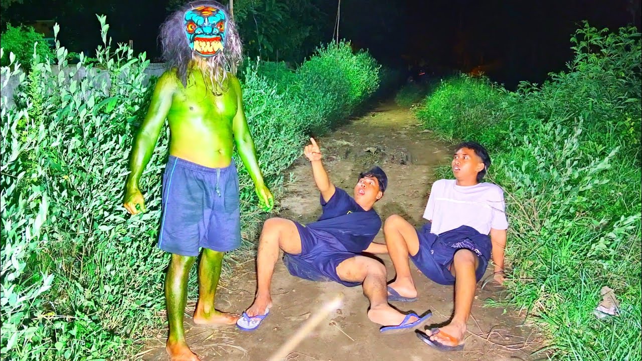 LUCU..!!! Buto Ijo Buat Pejalan Kaki Histeris || Indonesian Funny Prank!!! Makes You Hysterical