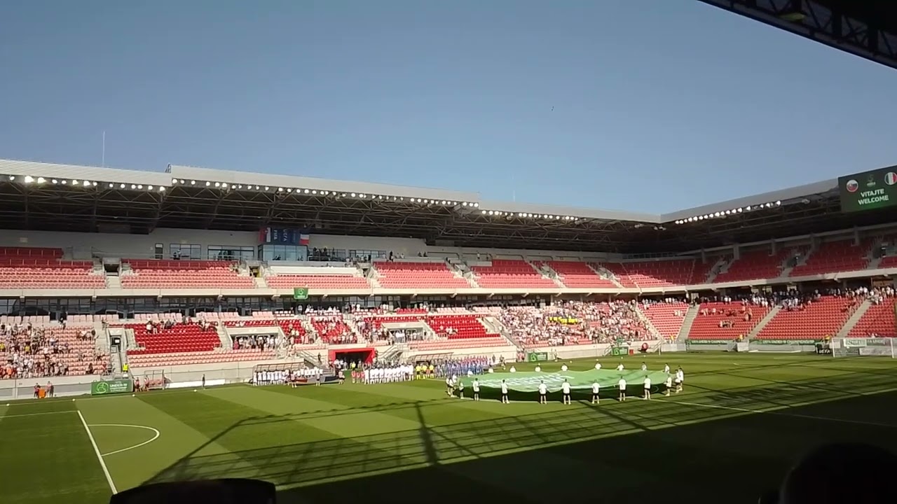 me vo futbale U19 Franc&uacute;zsko vs Slovensko. Hymna SVK pred z&aacute;pasom
