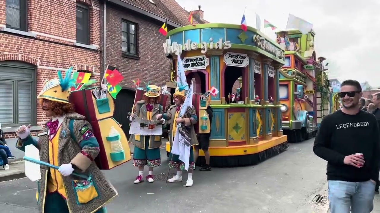 Carnavalstoet Hamme 2025 - kv the titti twisters - volg de gids