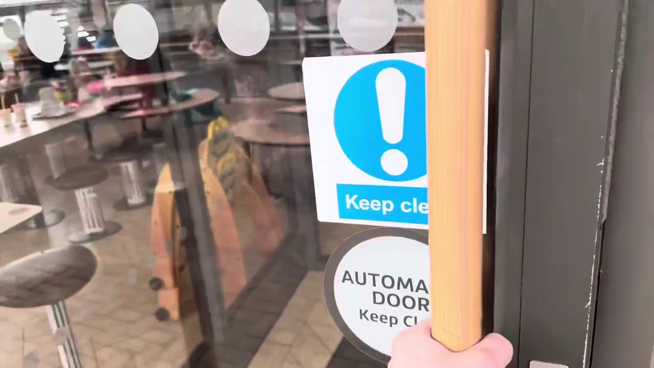 Сломанная автоматическая дверь Dorma ED100 в ресторане McDonald’s Southchurch в Саутенде