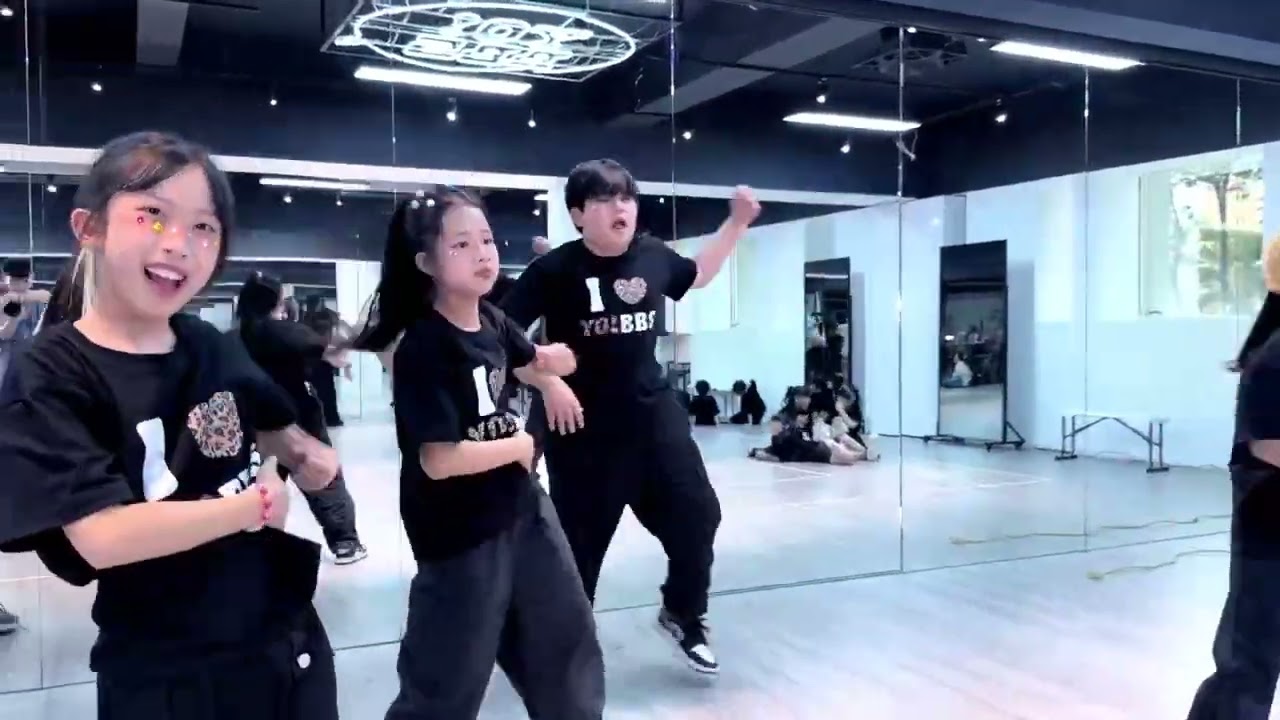 Zoo Shakira + I Just Might Bruno Mars kids Dance