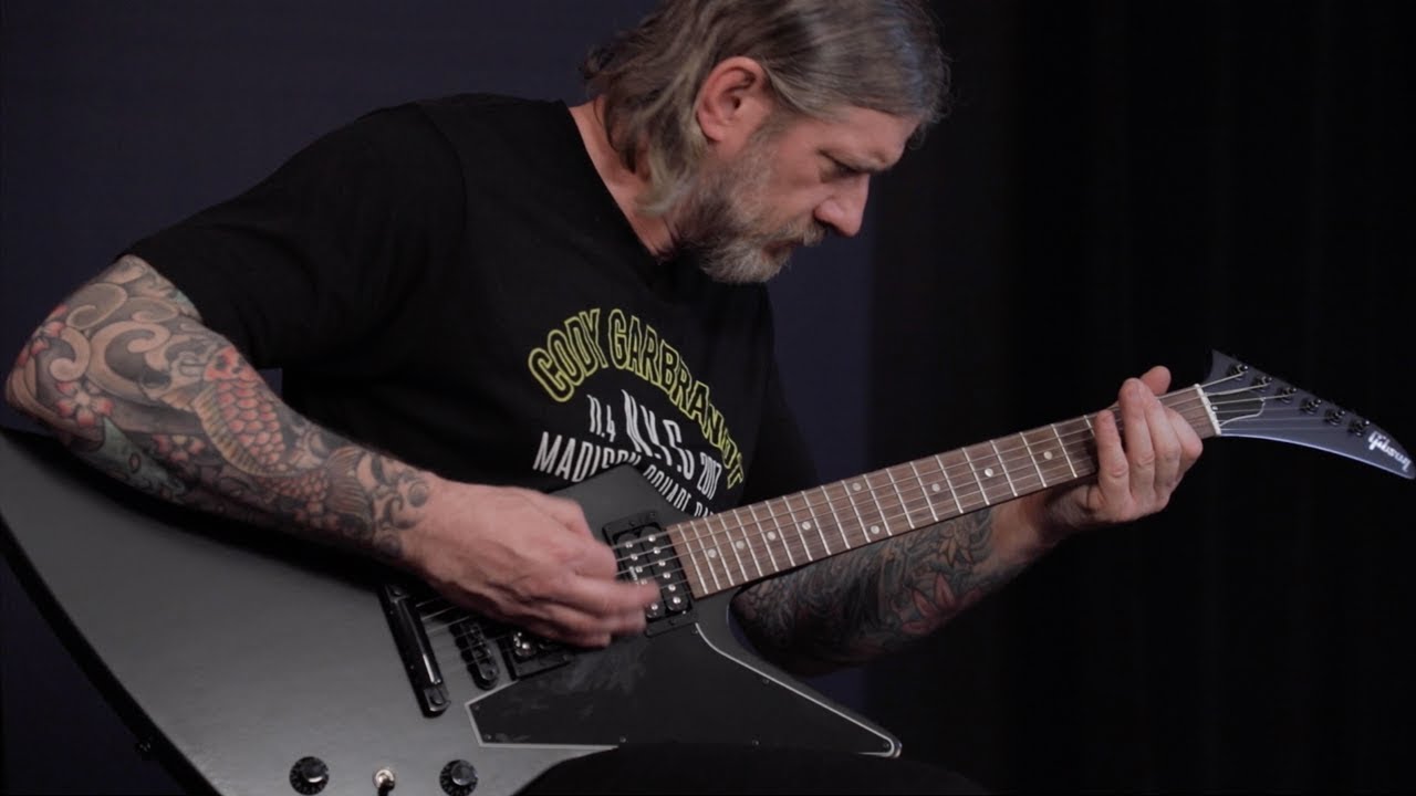 Кристиан Олд Вольберс демонстрирует Gibson Explorer B-2