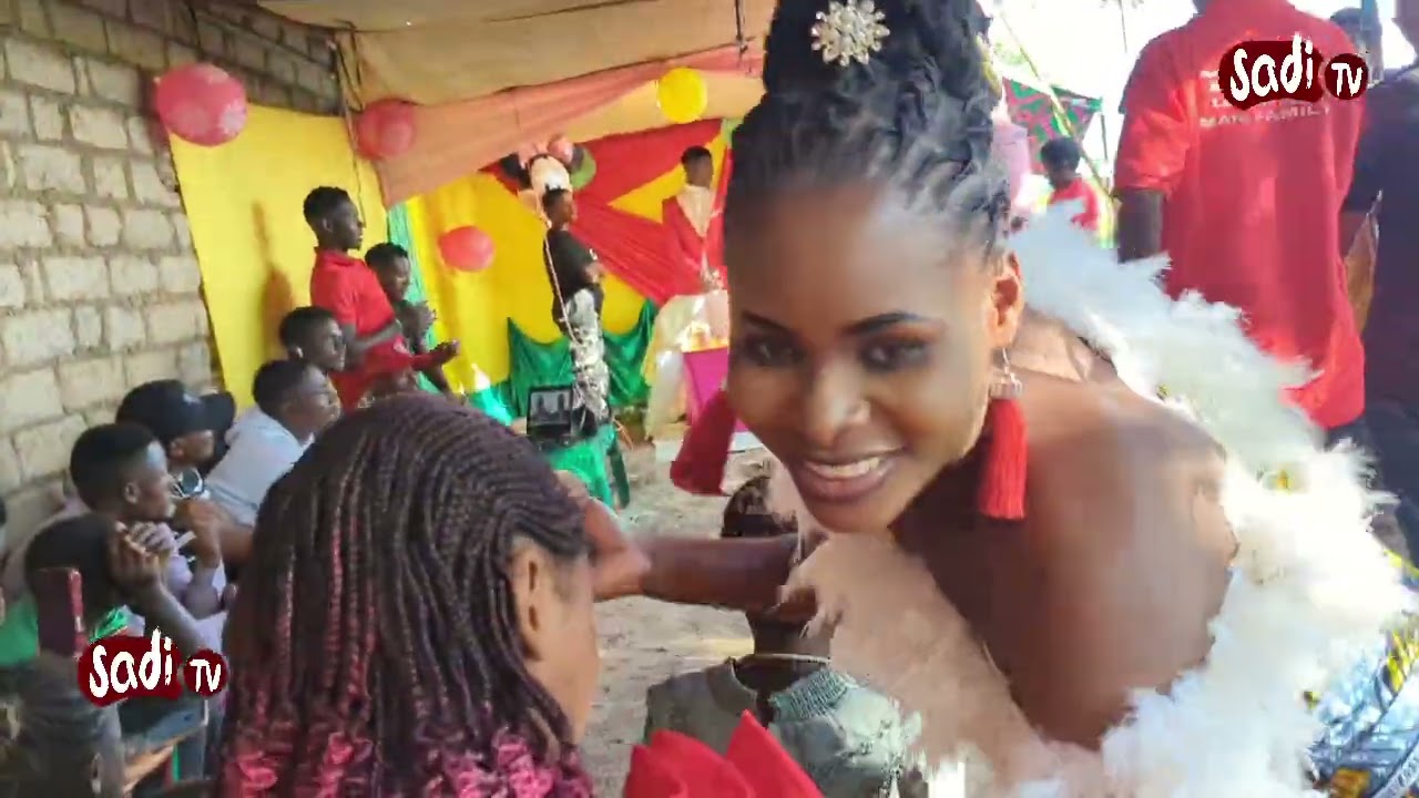 BABA MUKWE AFANYA  KITENDO CHA AJABU KWA MWELEKAZI KWENYE SHEREHE MBELE YA UMATI WA WATU