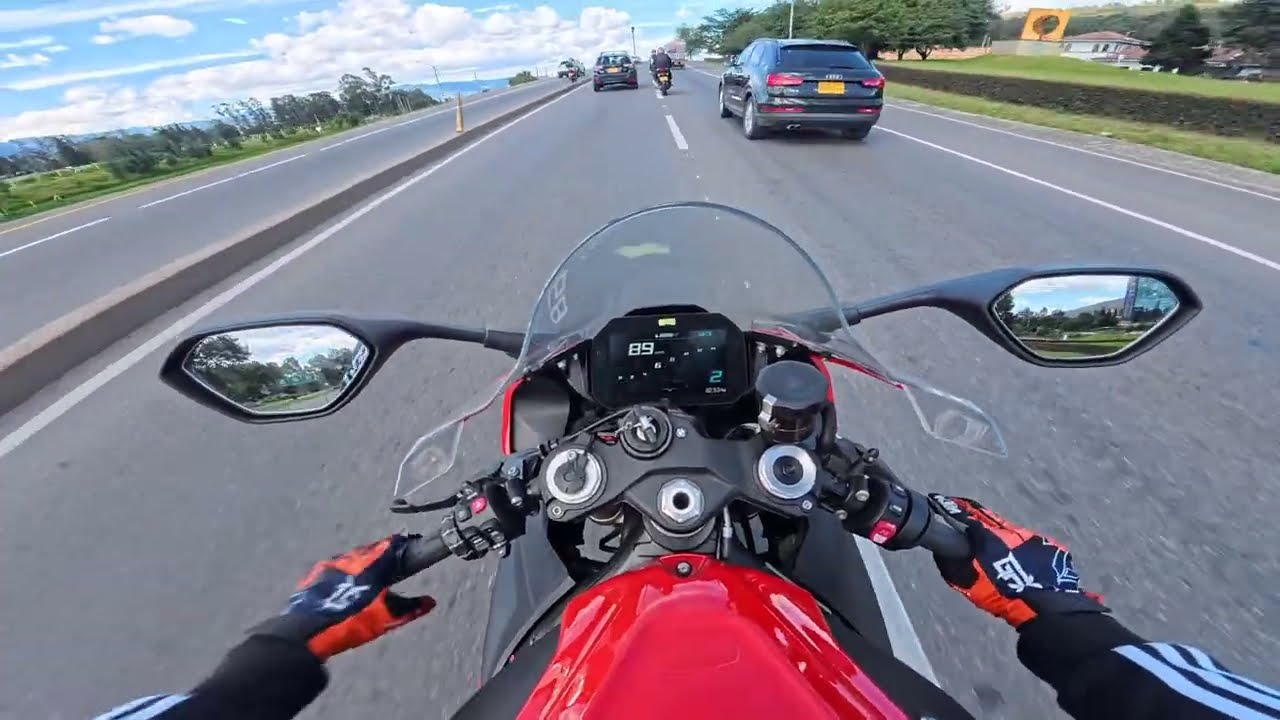 CASI se sale de curva, rodando en S1000RR, MT09 y R3