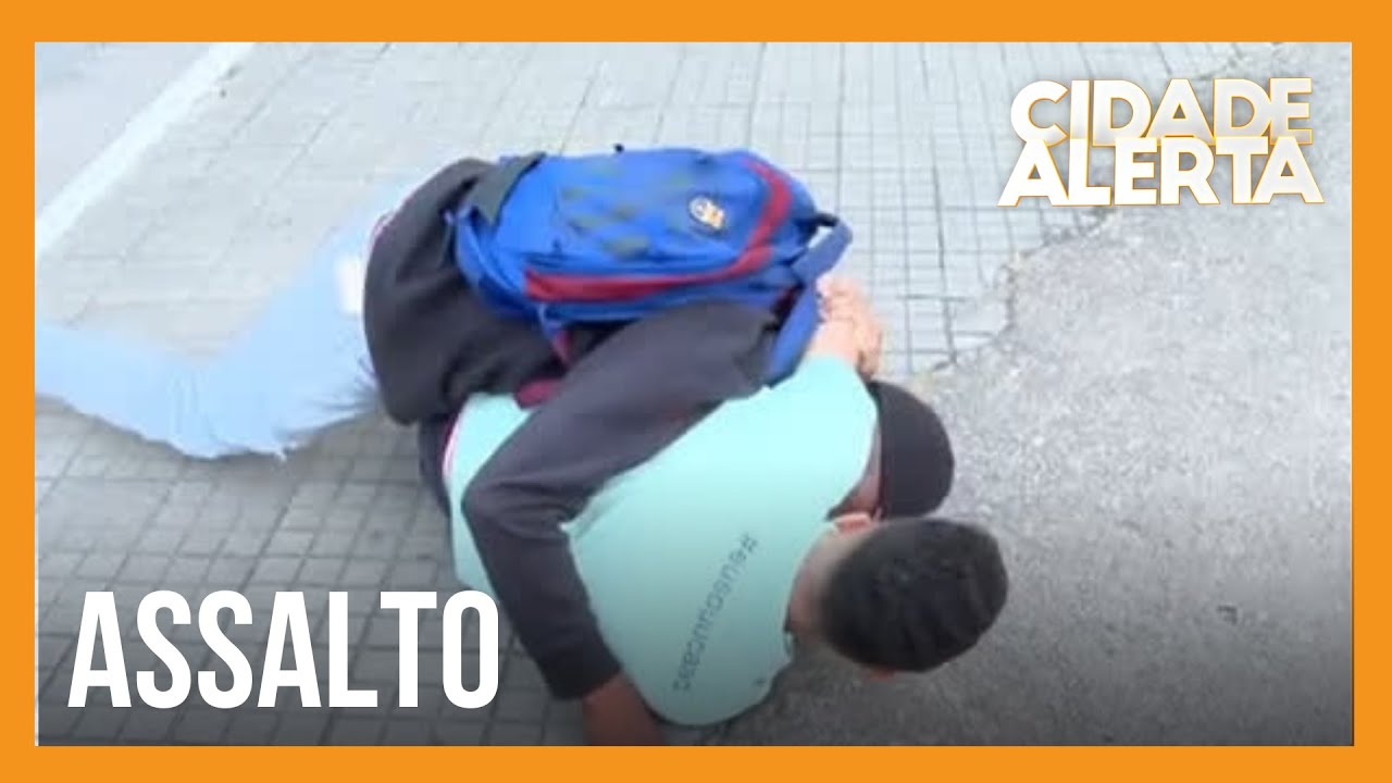 Repórter flagra vítima de assalto imobilizando criminoso na Praça da Sé (SP)