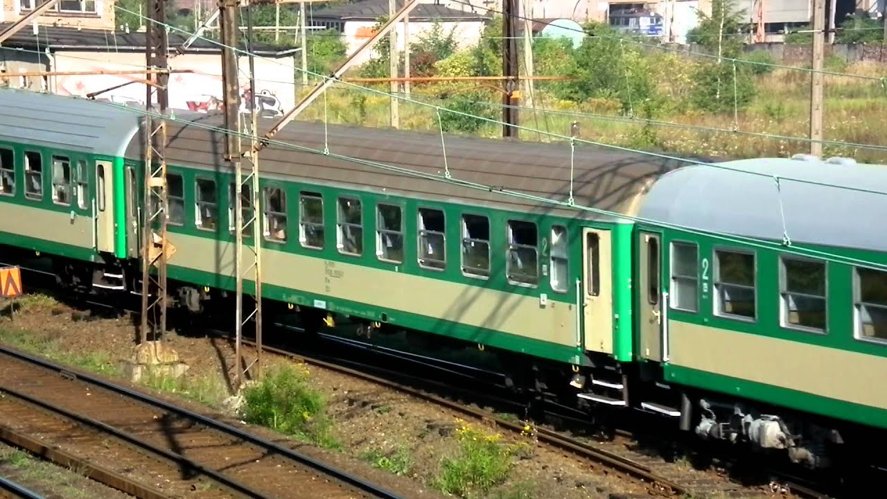 Odjazd z Oleśnicy z ZNTK w tle