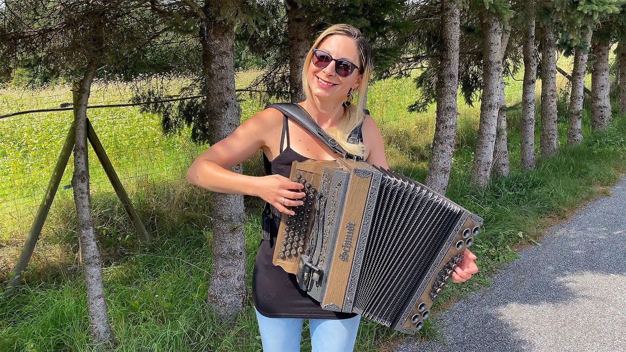 Claudia Hinker spielt 