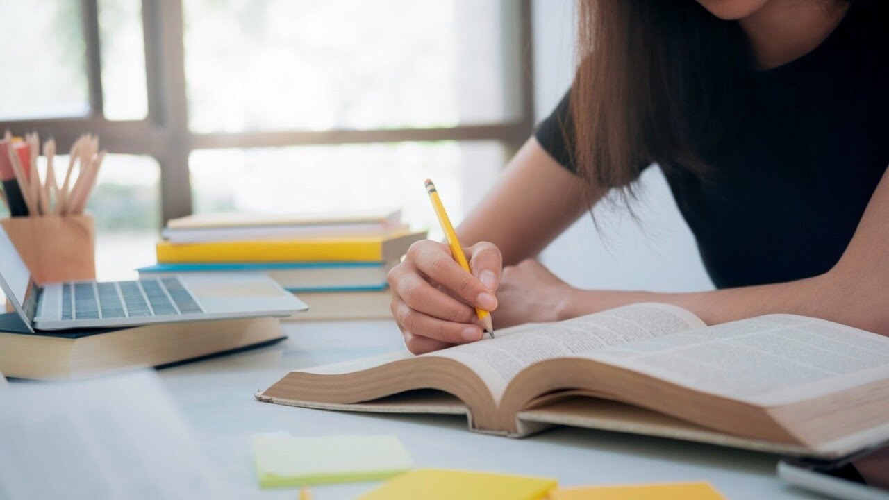 ‘Living a lie’: AI in university assessments sparks debate