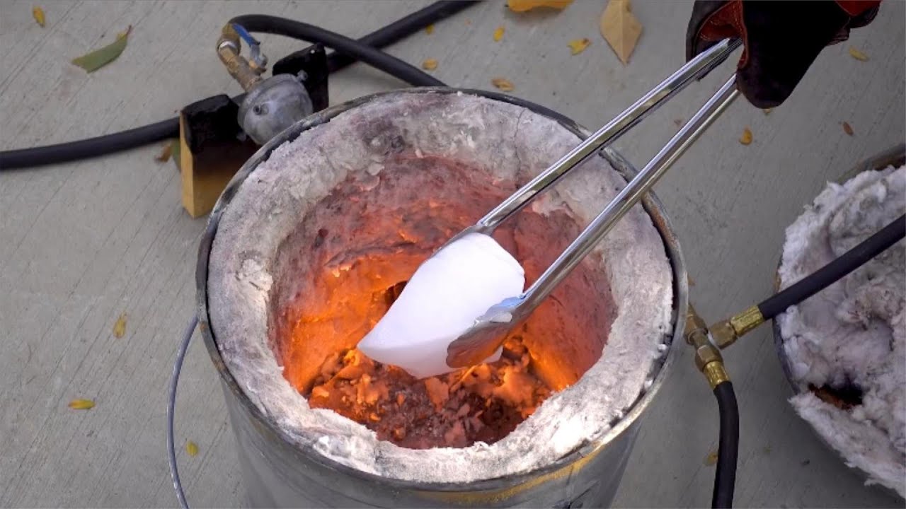 干冰放进1000度高温火炉会消失？小伙大胆实验，结果有些意外！