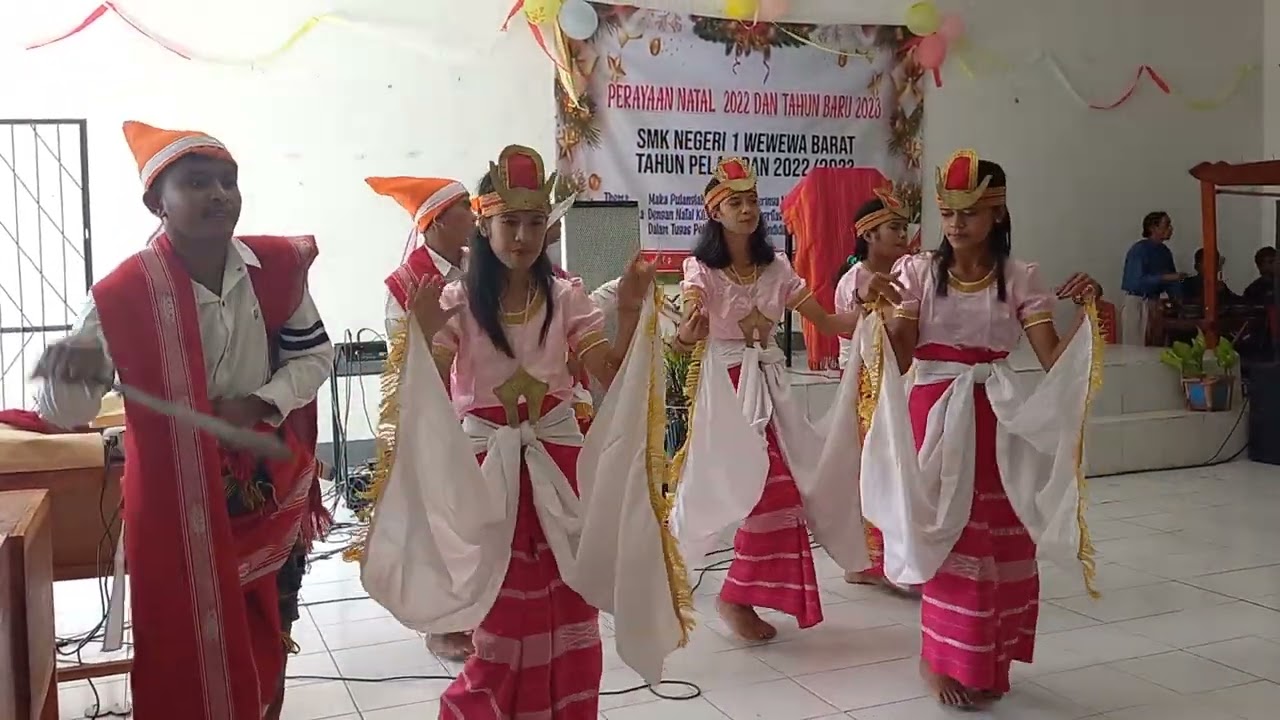 Tarian Sumba dibawakan pelajar SMKN 1 Wewewa Barat@infotitl2013