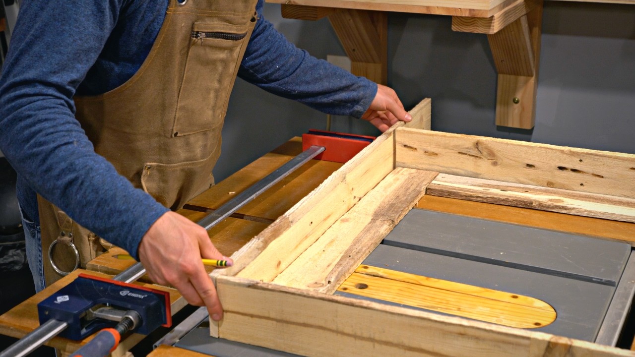 Transform Pallet Wood into a Stunning Canvas Frame!