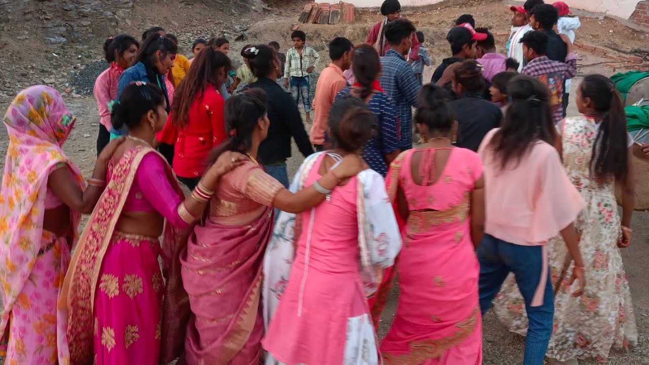 वागड़ी गीतों के साथ होली खेलते हुए लड़किया और लड़के संचिया डूंगरपुर राजस्थान
