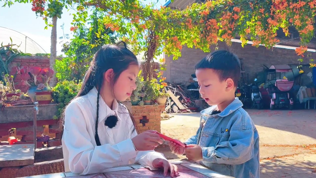 姐姐红包主动上交给妈妈，弟弟知道后，做法让人暖心！