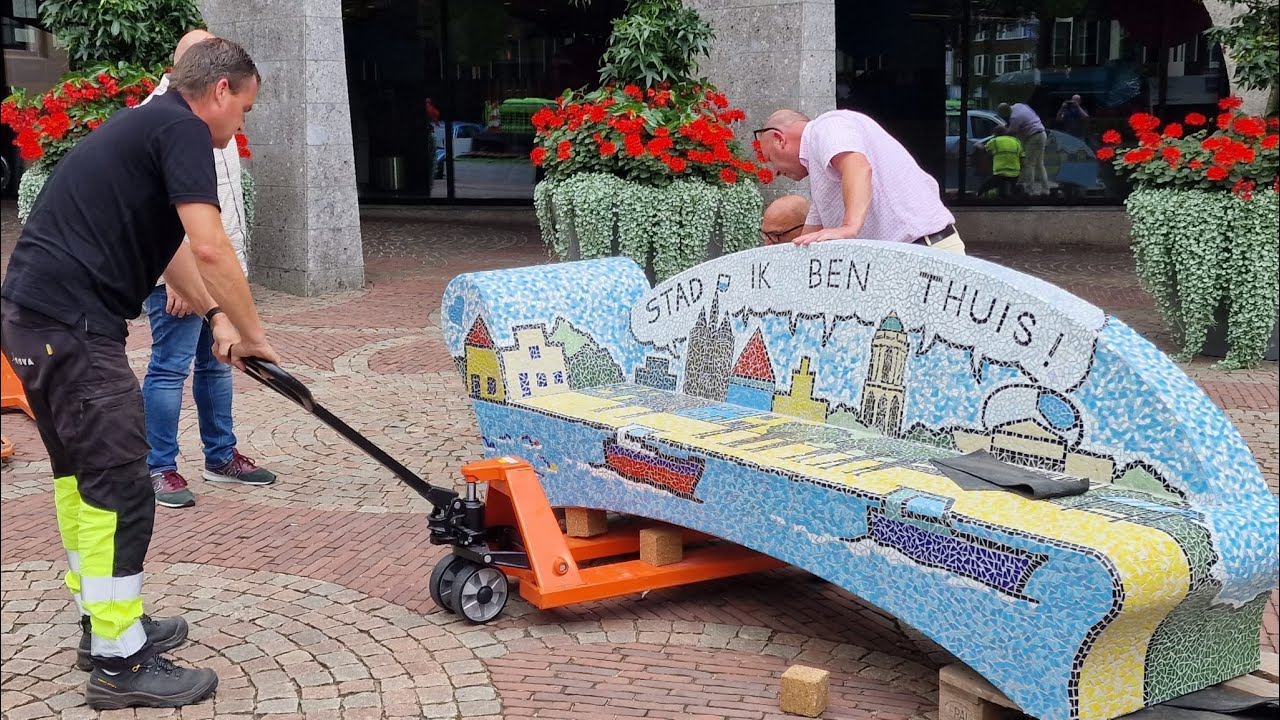 Moza&iuml;eken bankje op het bordes van stadhuis Zwolle