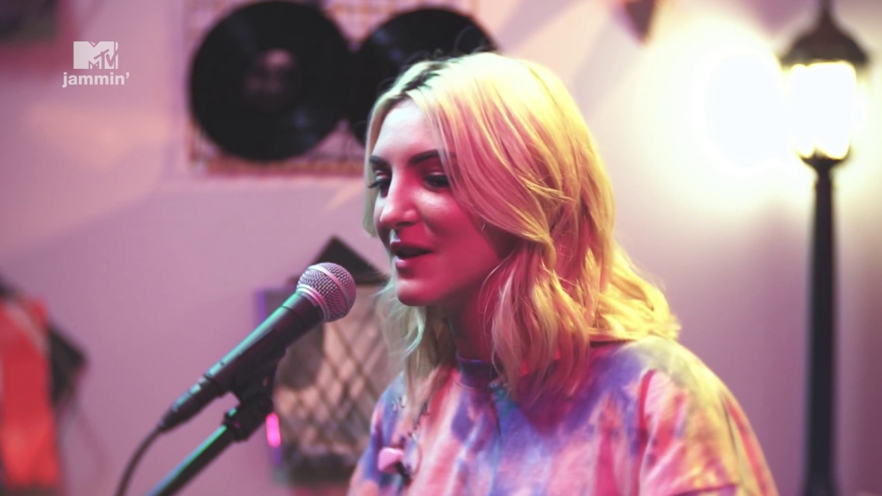 Julia Michaels Performs 'What A Time' on MTV Jammin