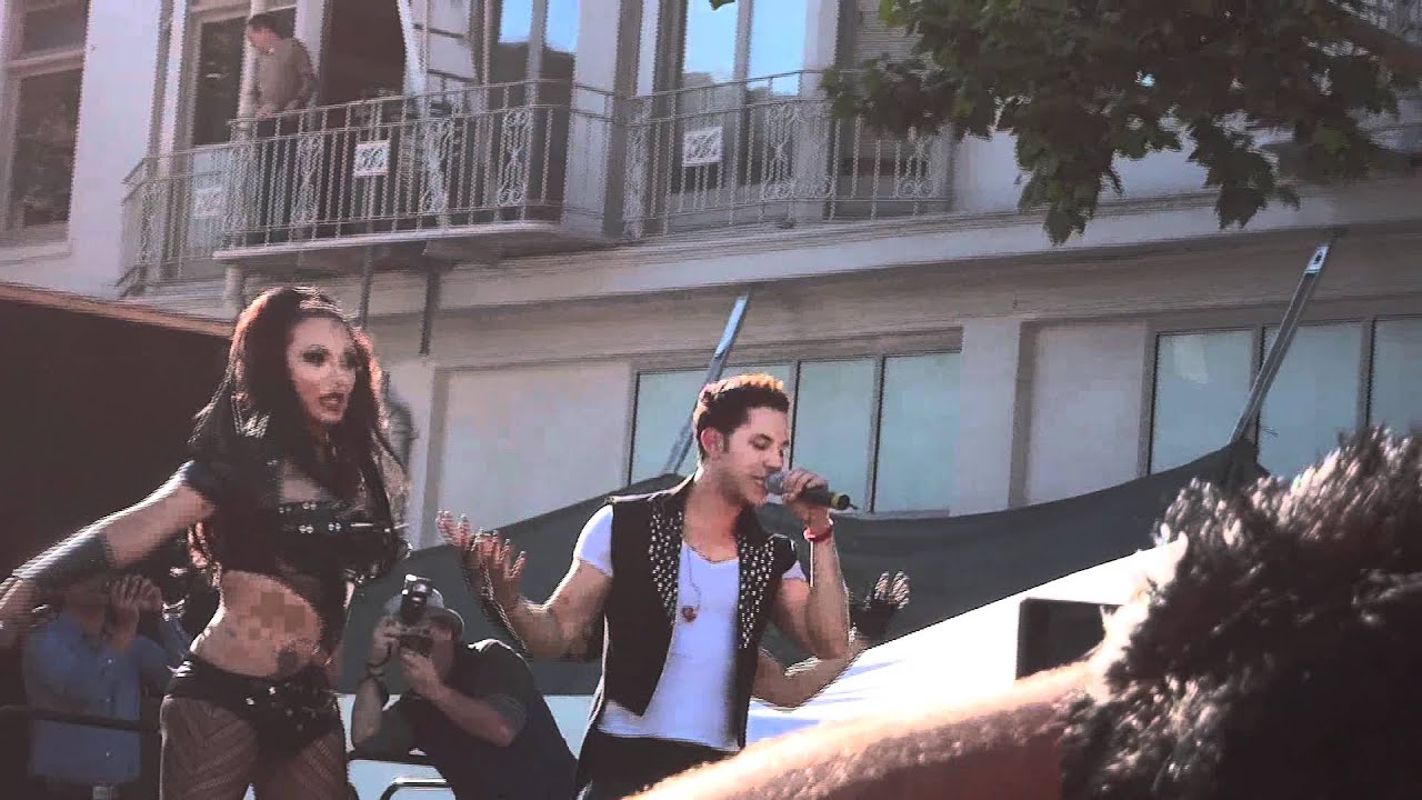 Christian chavez canta libertad en Parada gay de San Francisco. CA.