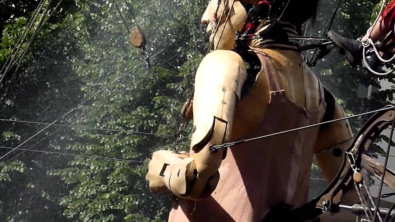 La Petite Géante prend sa Douche - Royale Deluxe Nantes 2011