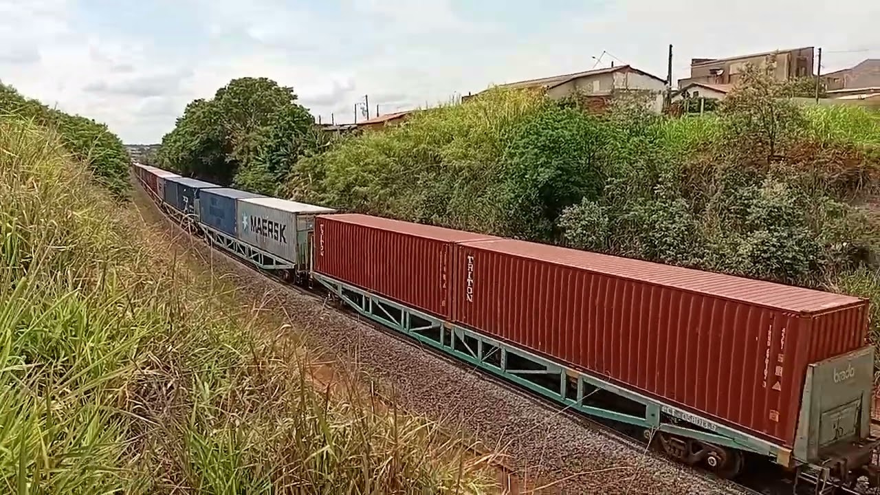 Trem misto com vagões graneleiros e vagões Long stack com 3 locomotivas 