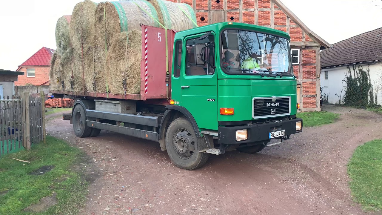 HEUte. Rundballen einlagern - Trecker McCormick IHC D 326 Oldtimer