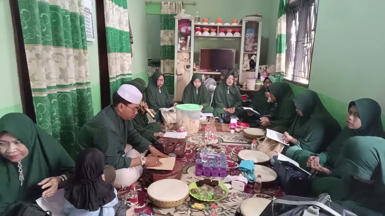 Alhamdulillah acara rutinan sholawat dirumah Bu Daiman semoga berkah barokah buat semuanya, aamiin 