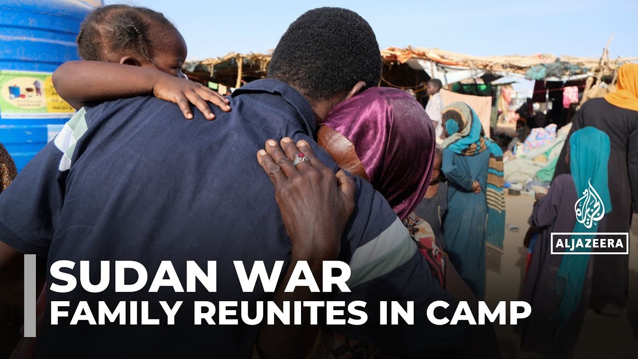 Суданец воссоединился с семьей в лагере для перемещенных лиц после бегства из охваченного войной ...